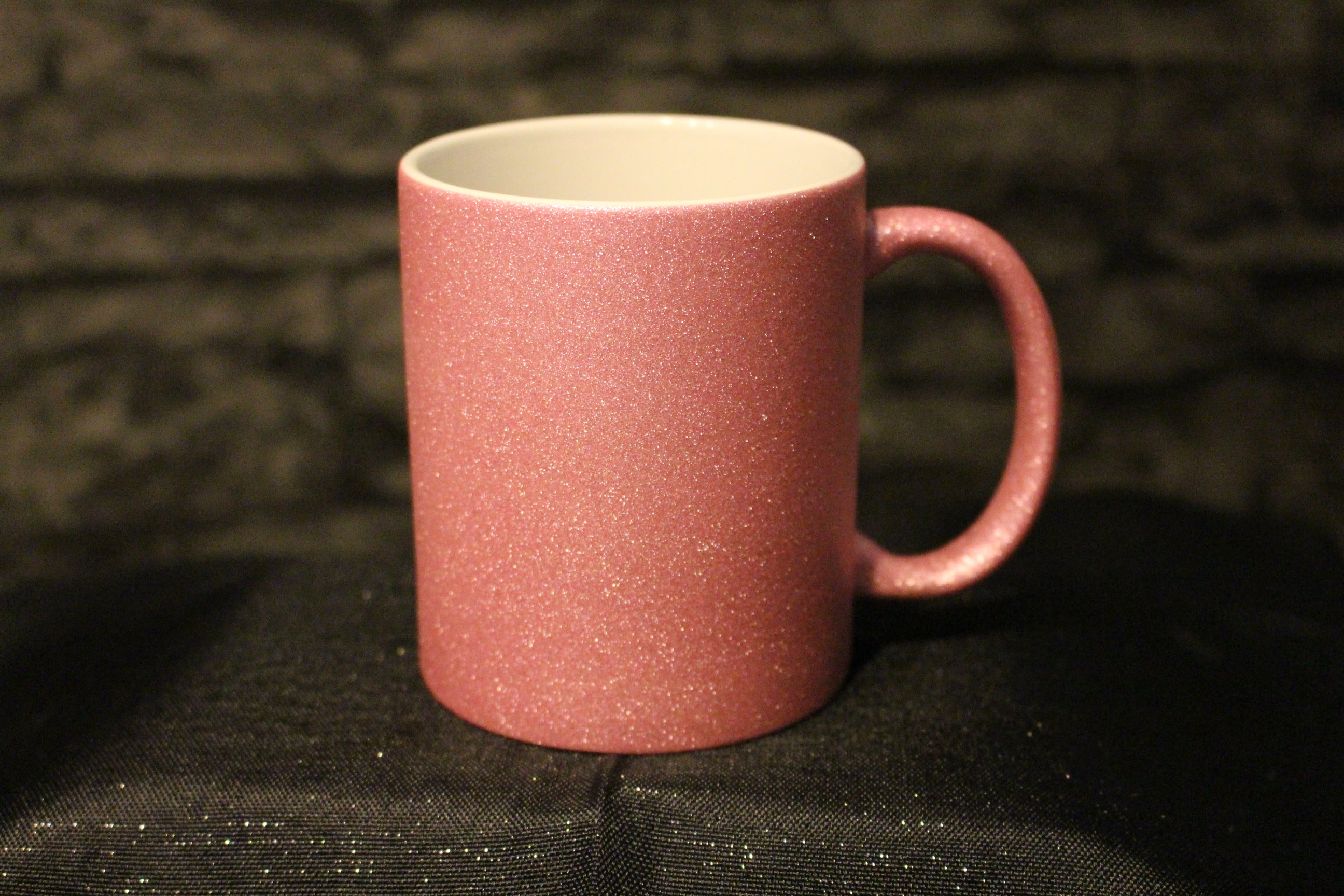 Edle Tasse mit rauer, rosa-glitzernder Oberfläche